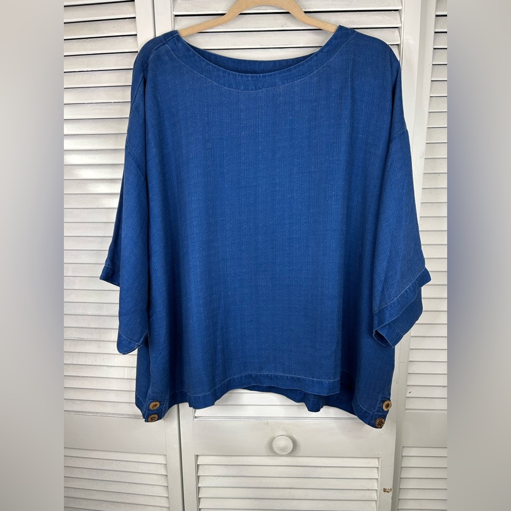 Chic Blue Women's Blouse with Button Accents